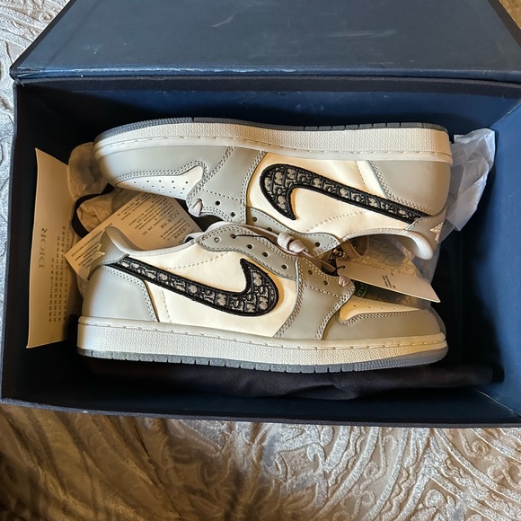 Sell my brand new Jordans Dior on original box size 10.5 - Picture 2 of 4